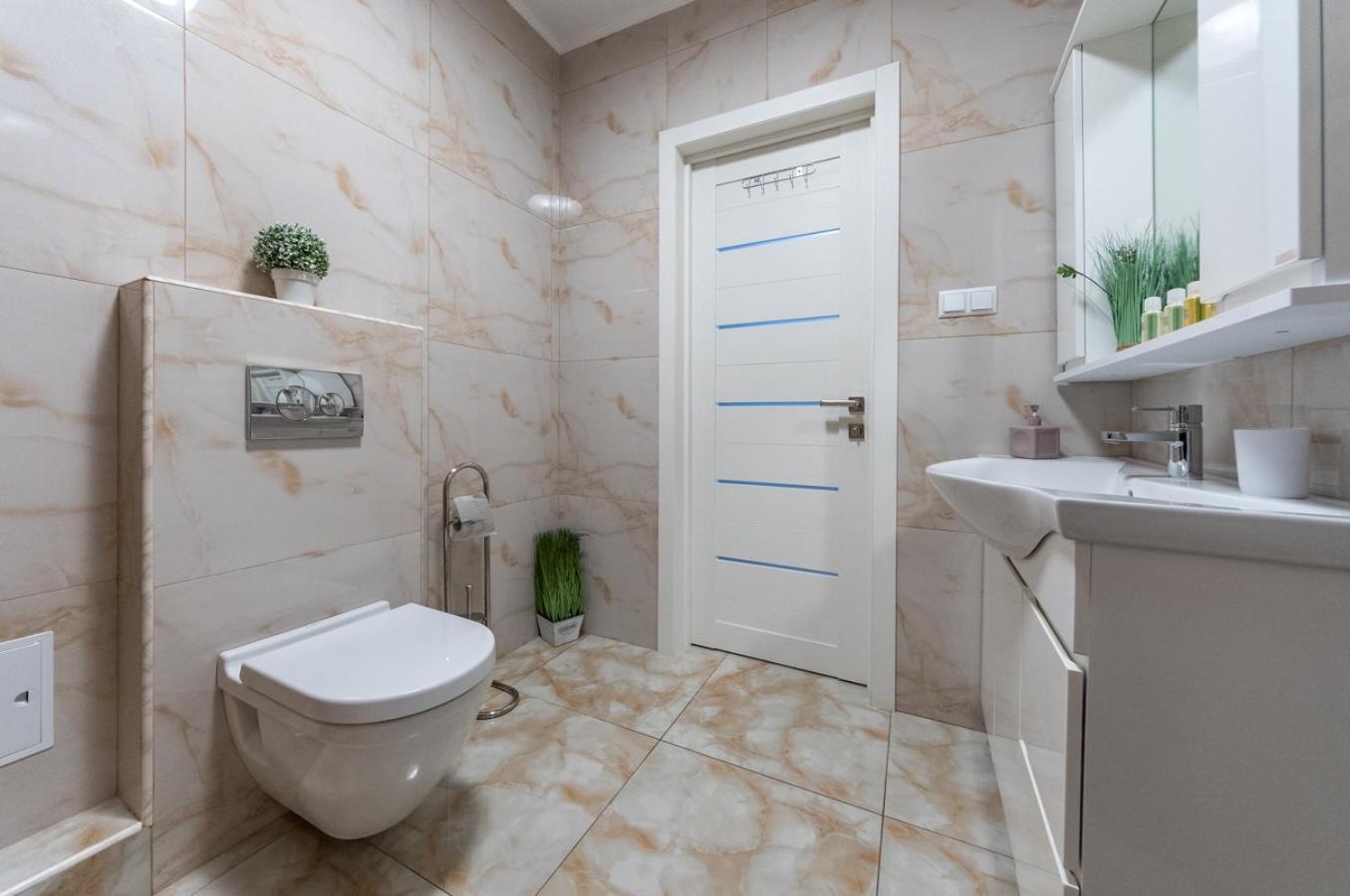 Lux Apartment Near Arena City Kyjev Exteriér fotografie